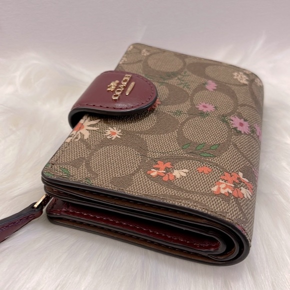 Medium Corner Zip Wallet In Signature Canvas With Wildflower Print - Picture 8 of 14
